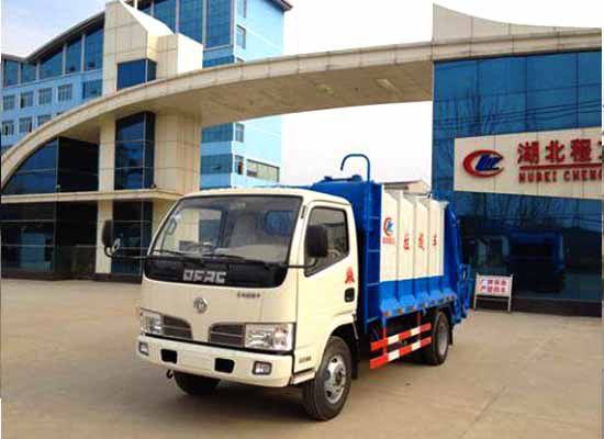 東風福瑞卡3-5方壓縮式垃圾車停在程力門口